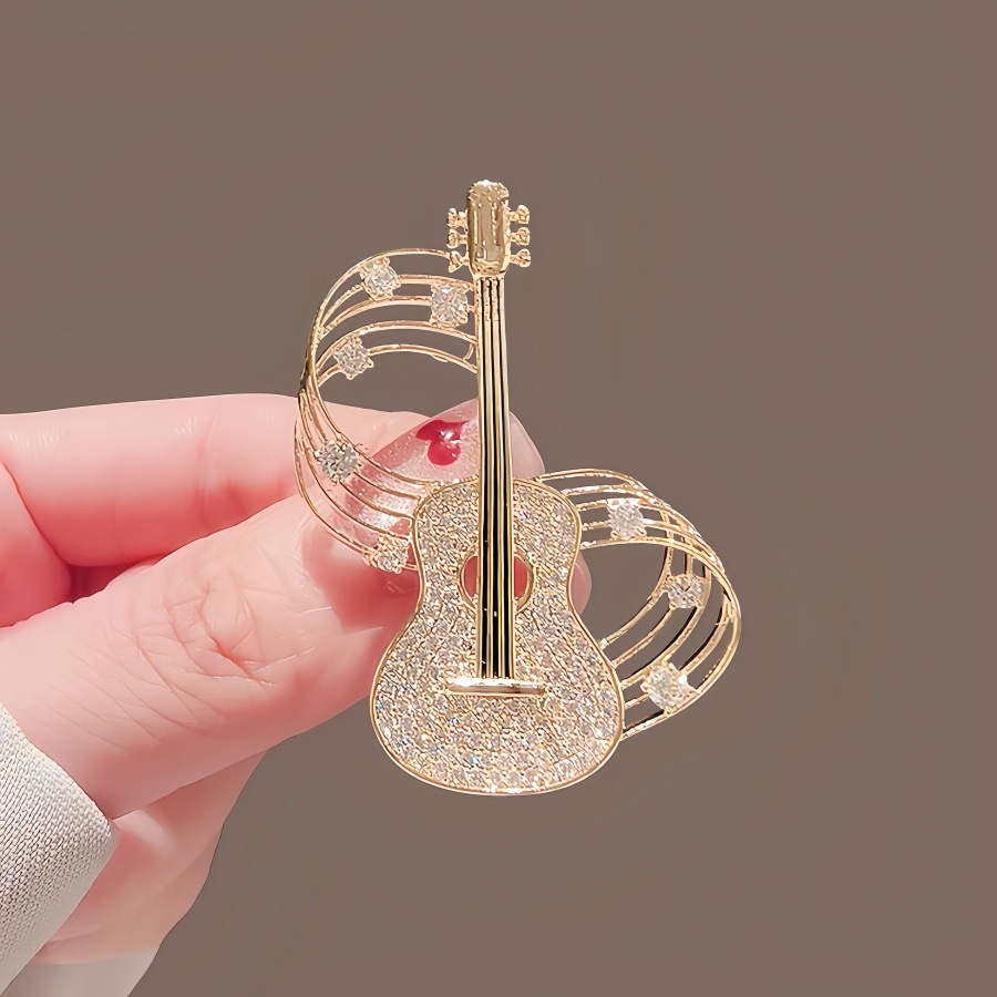 Kunstnerisk violinfibula med rhinsten musiknoder smykkenål_voghion.com