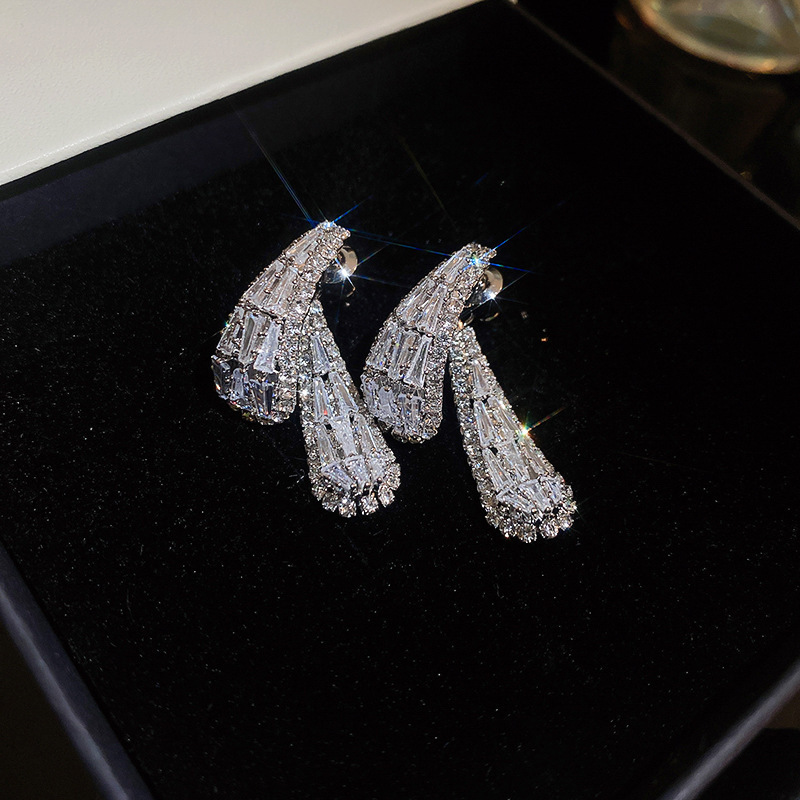 Agujas de plata transfronterizas flores de zircón aretes de bordillo estilo de moda pernos de auriculares lujosos de alto nivel de diseño de auriculares nicho