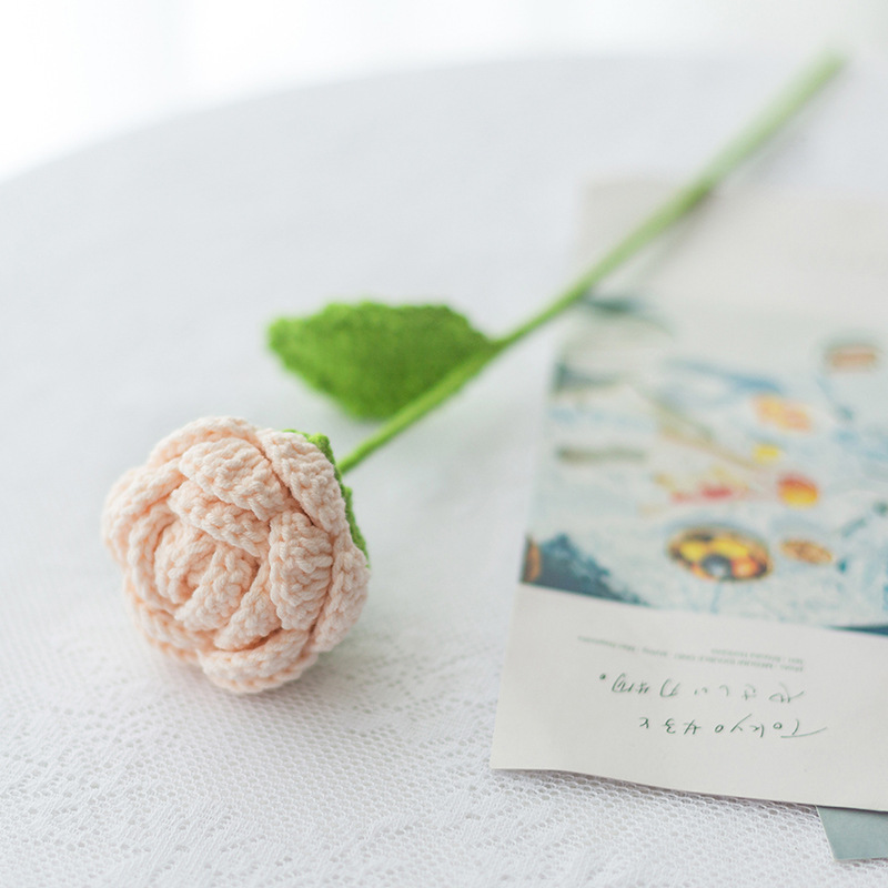 완성 된 살색 장미 단일 새싹 녹색 잎