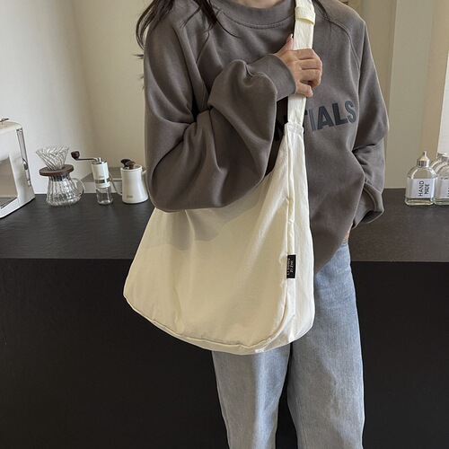 Japanese casual cross-body canvas bag for women 2026 new style simple large capacity shoulder bag niche design commuter bag