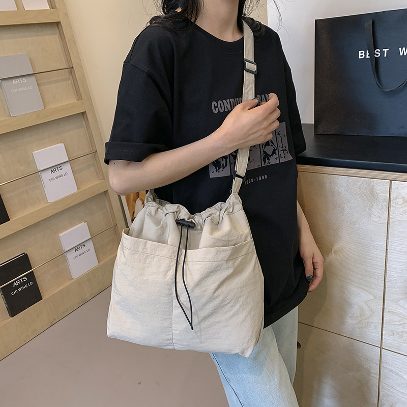 A stylish single-shoulder crossbody bag for 2024, a large-capacity casual commuting bag for classes, and a beautiful and fashionable underarm bag for women undefined