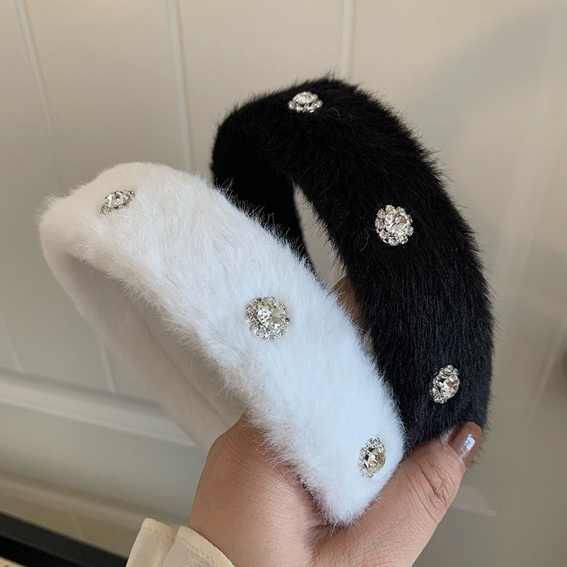Corea del Sur rhinestone Rosa diadema de felpa Internet celebridad de alto grado de pelo de ala ancha presionando diadema Otoño e Invierno Paquete de pelo de moda en blanco y negro