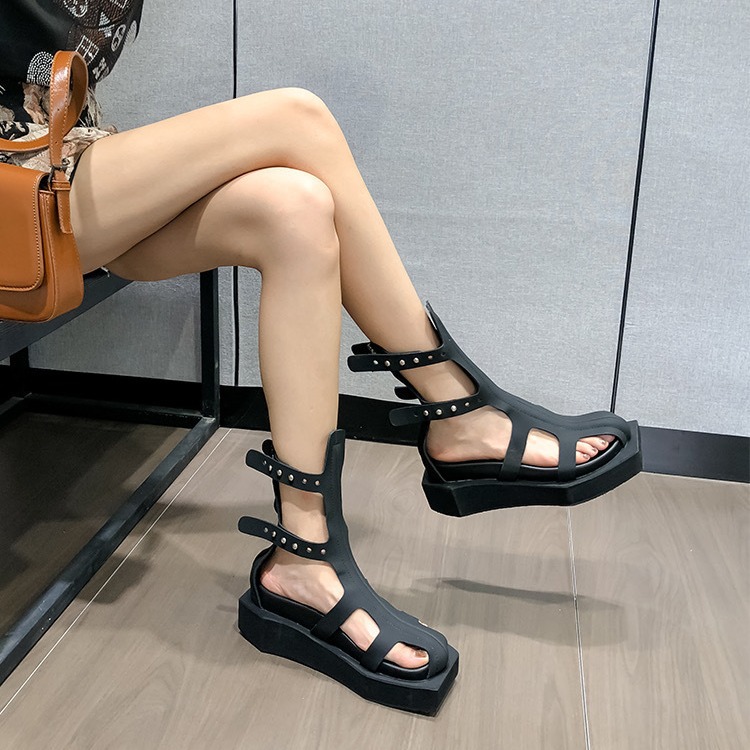 En verano, las nuevas botas de malla de tubo de moda INS son de cuero femenino con suelas huecas y gruesas, botas frías con dedos abiertos y suelas planas, sandalias romanas baotou.