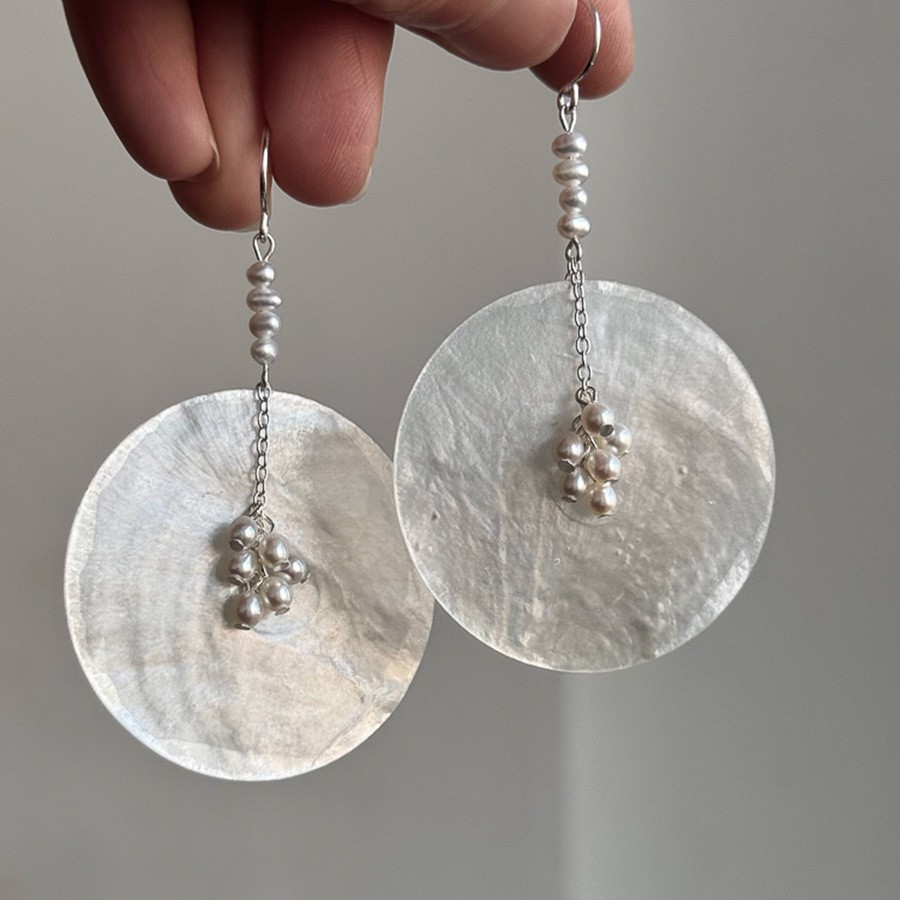 Pendientes de borla de concha geométrica redonda, estilo de vacaciones junto al mar, gancho para la oreja, pendientes de todo fósforo de moda, sentido de clase alta de nicho