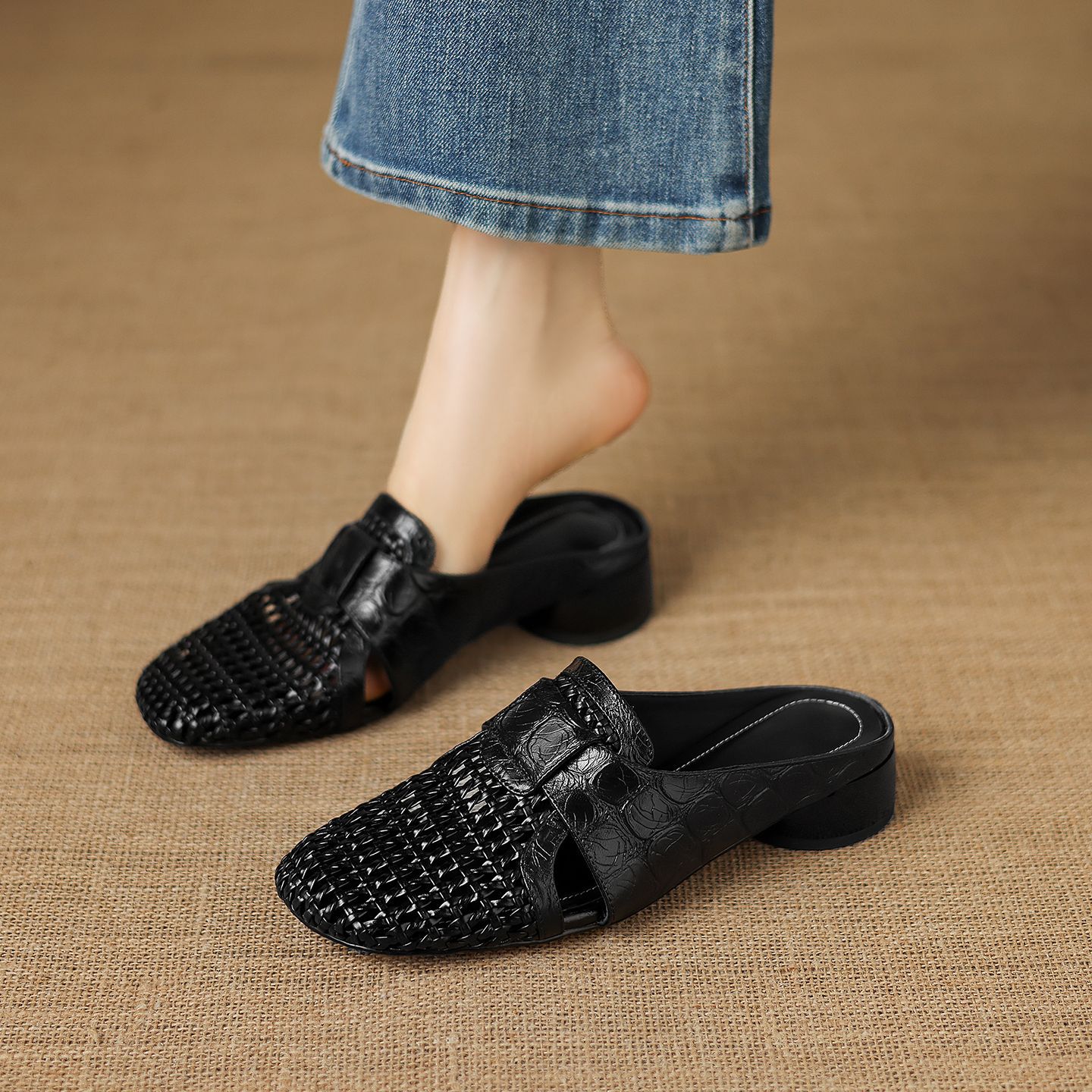 Sandal nữ quai chữ V mũi kín phong cách vintage gót thấp — đen