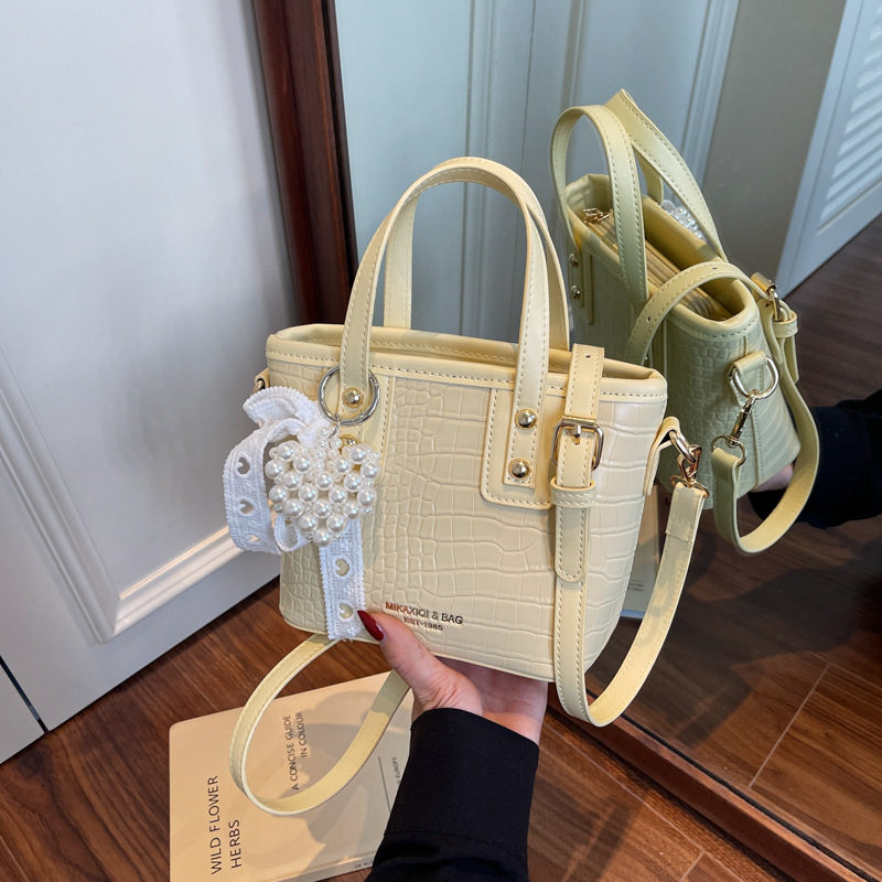 Bolso de cubo de mano súper fuego transfronterizo para mujer 2025 nuevo bolso de hombro con patrón de cocodrilo casual salvaje bolso de mensajero de moda