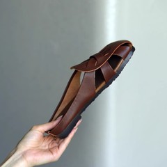 何其の醜包頭半スリッパの女性は平底靴を履いています。