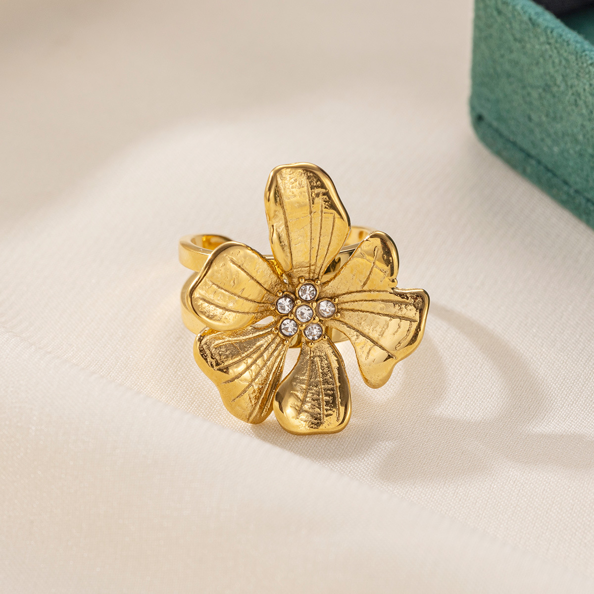 Taena Pendientes de acero inoxidable europeos y americanos Sensación simple y de alto nivel Pendientes de acero de titanio de flores de textura de moda para damas al por mayor transfronterizo