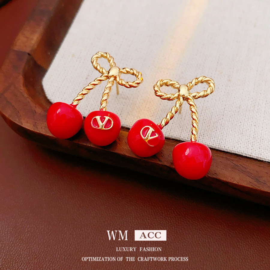 Aguja de plata, arco, letras de cereza, pendientes, collares frescos y dulces, cadenas de clavícula, temperamento de nicho, joyería femenina, sentido superior.