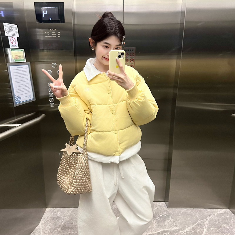Corea del Sur en invierno de 2025 nuevo tipo de ropa de algodón de pluma de mujer pequeña corta engrosada calentamiento falso de dos piezas chaqueta de algodón image 2
