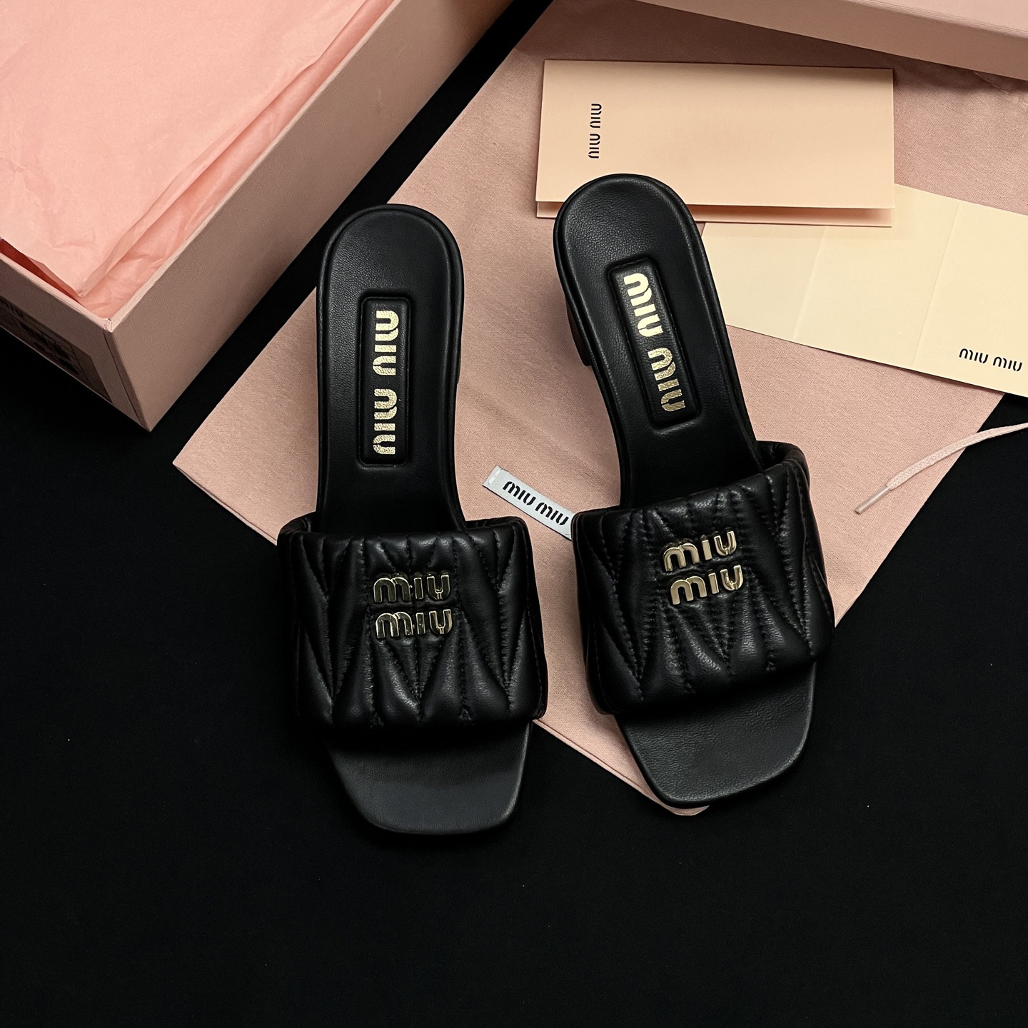 Los nuevos pliegues de cuero francés de Dongguan, zapatillas de un solo carácter con micro-estándar, sandalias casuales de tacón grueso, nuevo estilo de verano