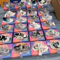 ブランドの子供靴は特別価格の春の新型の運動の子供靴を処理します。