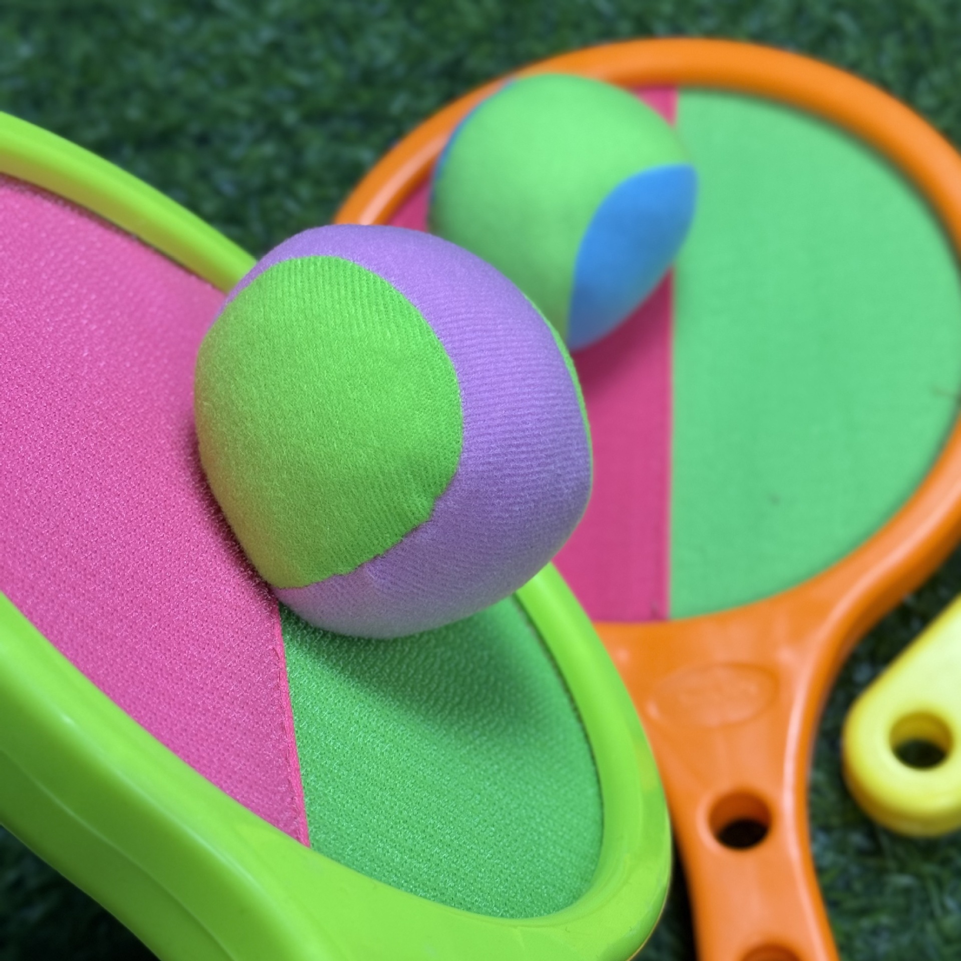 Interacción entre padres e hijos indoor y fuera de la ventosa de los niños bola bola