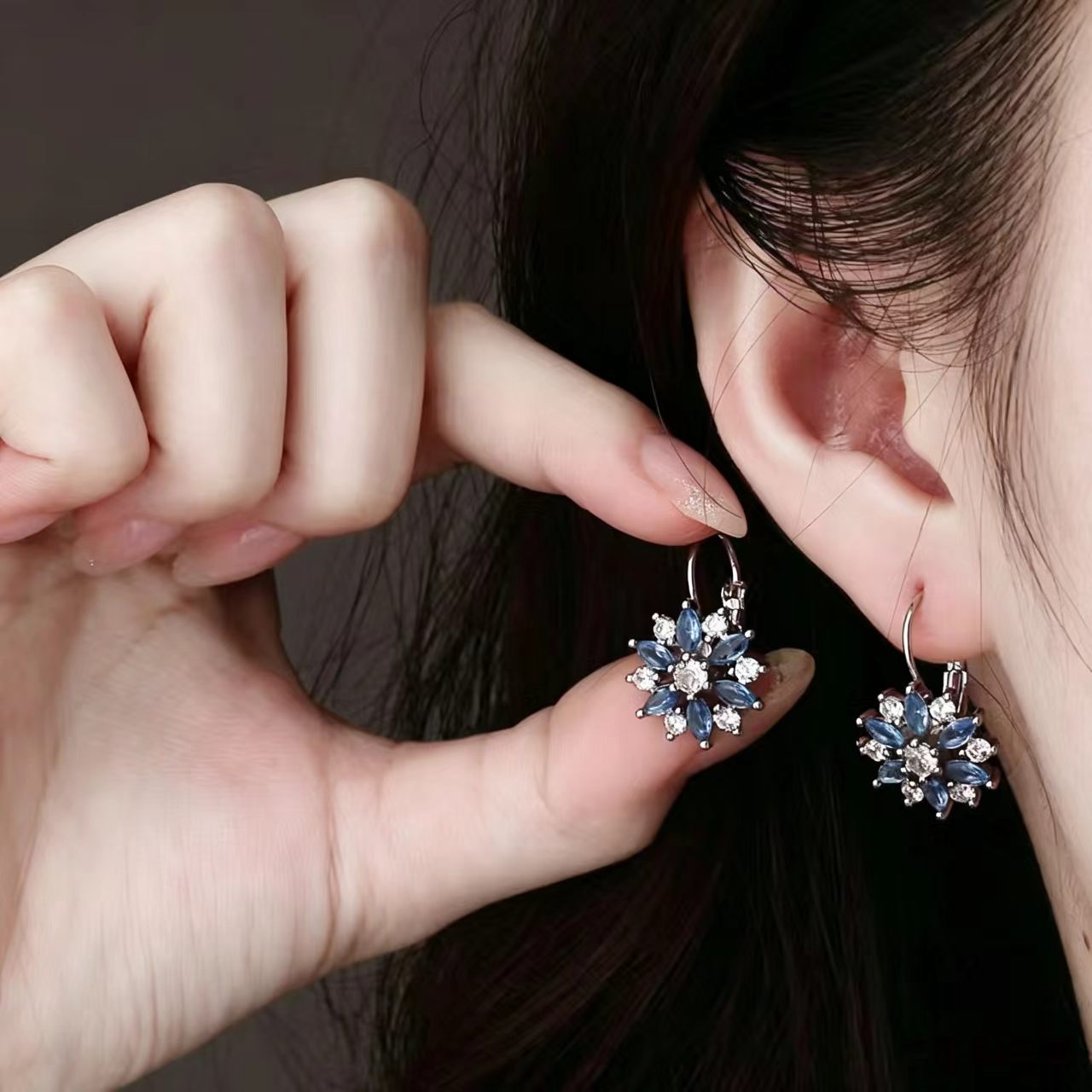 Ventas transfronterizas de flores de sol zircon bucles de orejas creativos nuevos clips de orejas de moda agujeros de orejas nuevos auriculares retro chinos