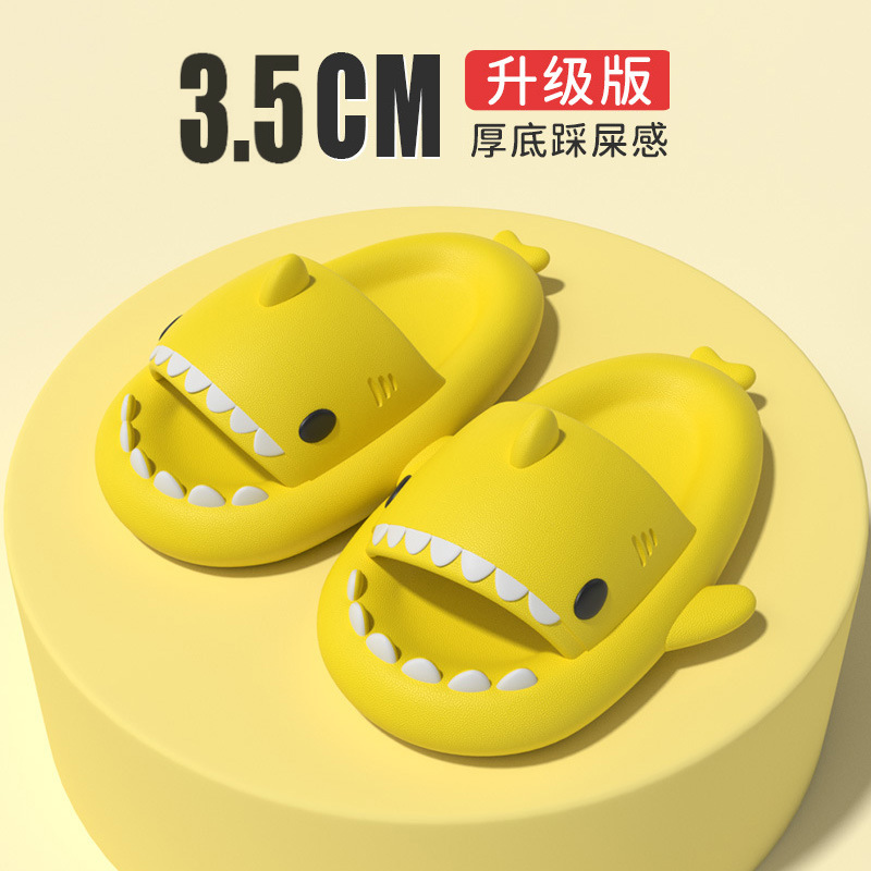 厚い底のサメのカップルのスリッパの女性は糞感のスリッパを踏んで、男性の室内外は家庭のかわいいアニメの涼しさを責めます。