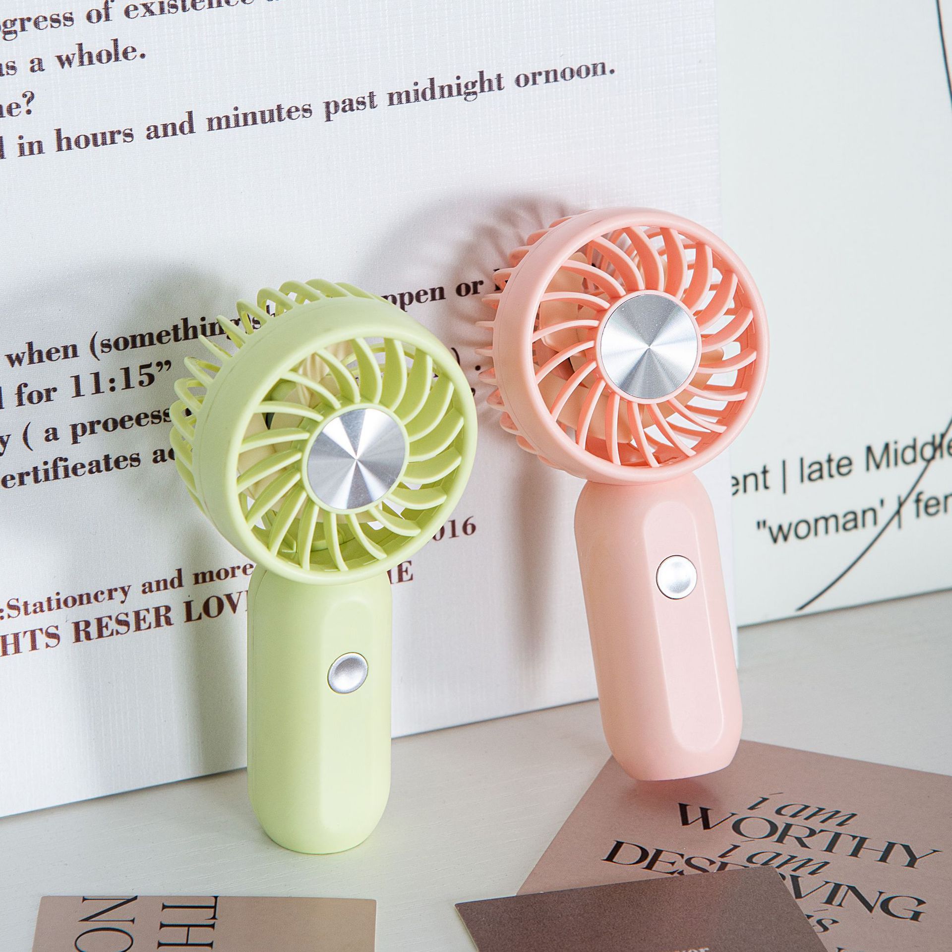 El pequeño ventilador de CD aprende el alto valor facial, el modelo de carga USB portátil mini bolsillo colgante eléctrico es pequeño. image 2