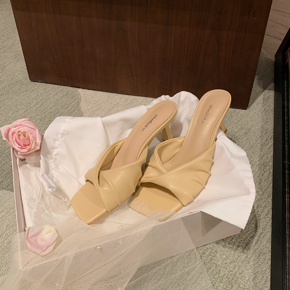 Grape Mom verano nueva moda 7cm cabeza cuadrada francesa pliegues una palabra con sandalias de tacón alto Muller ropa exterior media arrastre