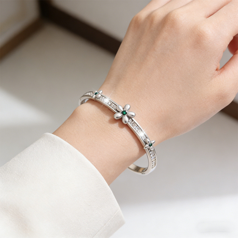 Brazalete de acero inoxidable pequeño fresco camellia con diamantes ligero de lujo diseño delicado pareja de acero de titanio no se desvanece joyas de brazalete