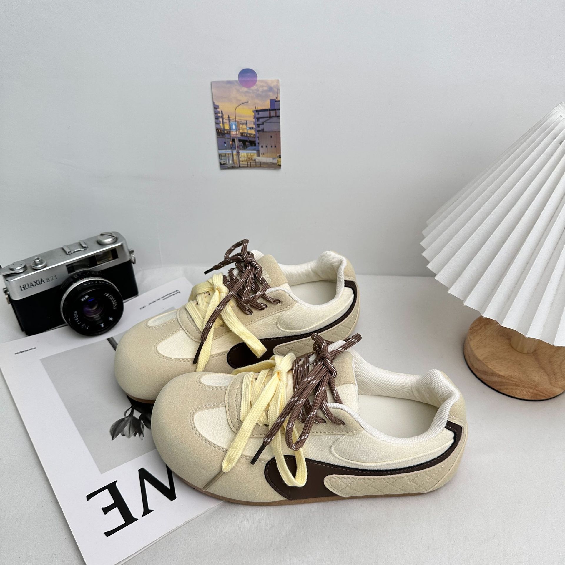 Yuanbo 2025 primavera y verano nuevos zapatos de entrenamiento de estilo de mujer zapatos de patinaje de altura baja, zapatos de lona deportivos casuales coreanos