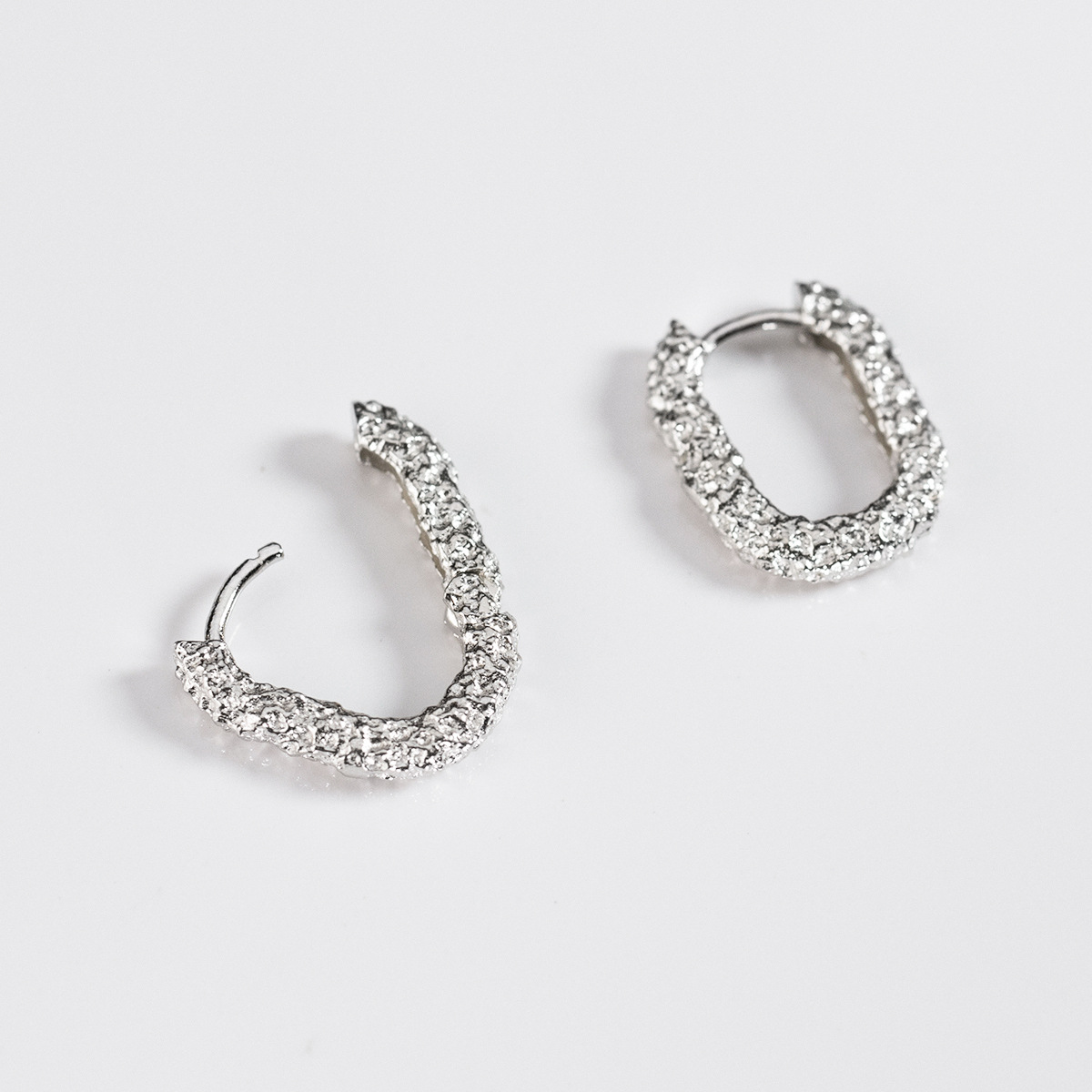 Eloch s925 plata irregular textura orejas elípticas coreana simple y compacto auriculares de verano para mujeres M00738