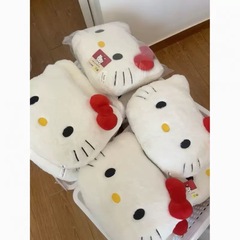 Kittyかわいい猫の頭のぬいぐるみは枕のソファーのベッドの上のクッションを抱きます。