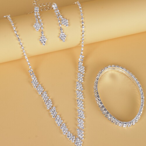 New European and American style fashionable personalized three-piece necklace set, women's versatile wedding accessory direct from manufacturer