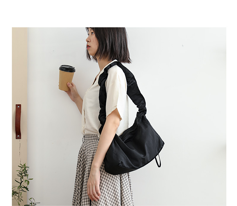 Women's Medium Nylon Solid Color Basic Square Zipper Shoulder Bag display picture 4