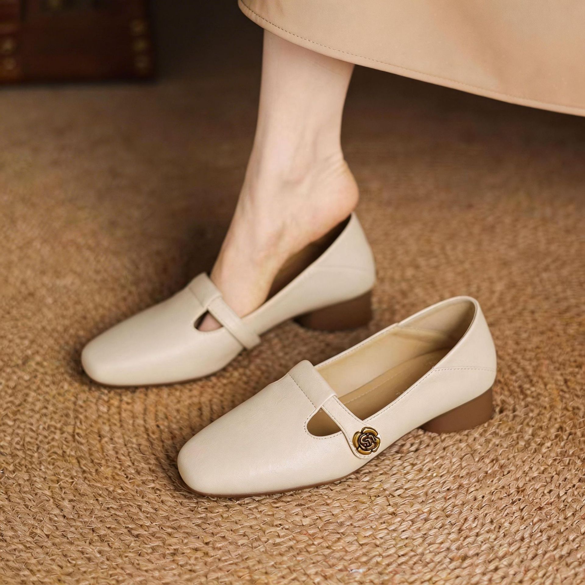 2026 nuevos zapatos de talón grueso y medio para mujeres camellia gigante suave con un pie de zapato cuadrado Lefour zapatos franceses no cansados pies