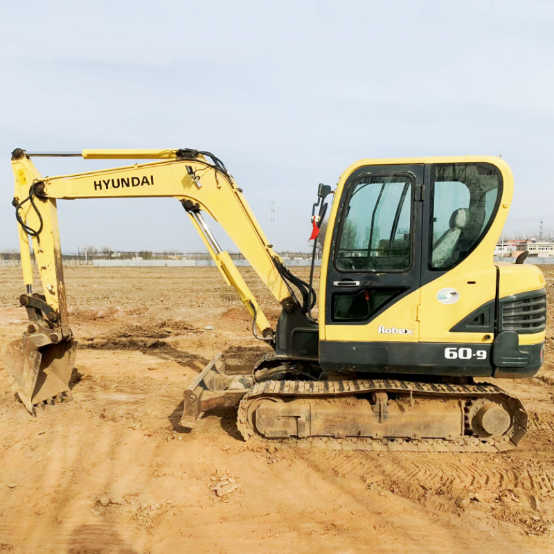 现代履带式挖掘机，HYUNDAI挖机，沟渠开挖，转场便捷，工程利器
