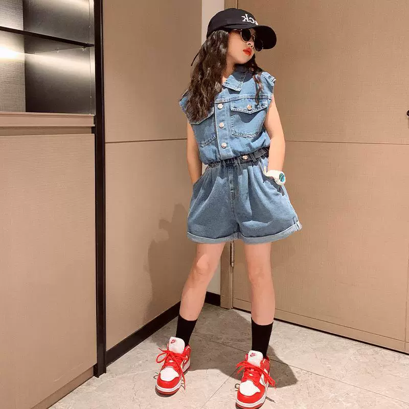 Летний джинсовый костюм для девочек 2025, новый интернет-хит, корейский стиль, безрукавка и шорты, модный комплект из двух предметов