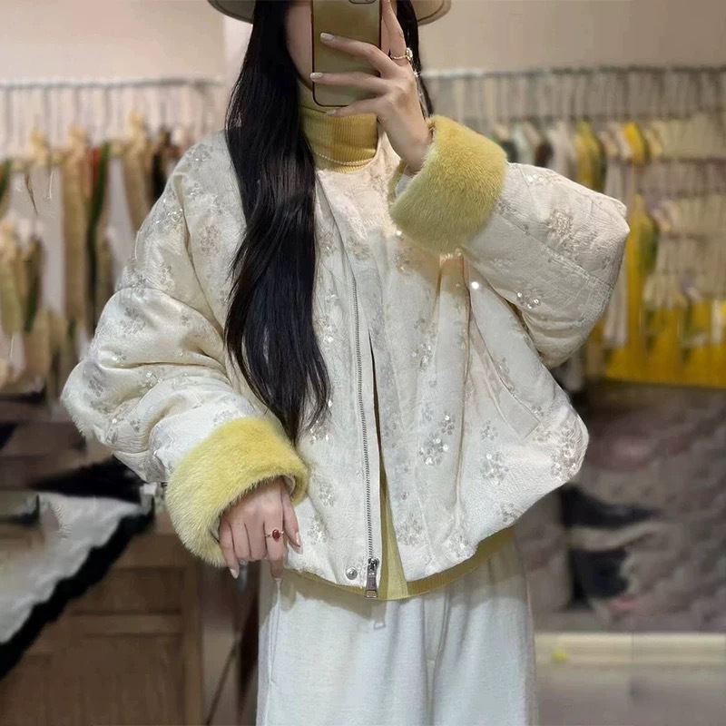중국 스타일의 중공업 스팽글 다운 재킷 여성의 짧은 2024 겨울 새로운 유럽 밍크 벨벳 스티칭 따뜻한 코트