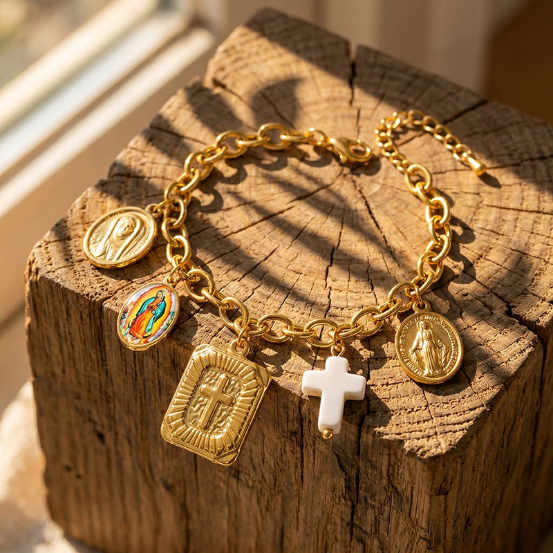 Tina Europa y los Estados Unidos cruce de oro colgante multi-elemento pulsera de acero inoxidable lujo ligero joyas de alta calidad al por mayor
