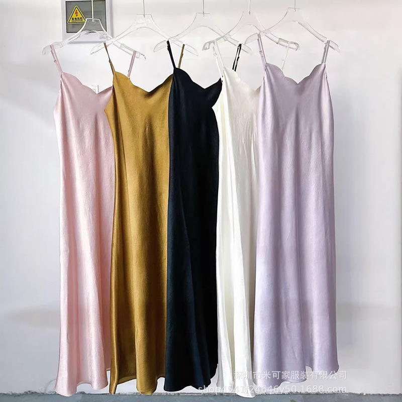 High-End Long Slip Dress with Adjustable Straps, Slim Fit, Elegant and Flattering, Made of Glossy Satin