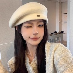白いウールはベレー帽です。秋冬はレトロです。