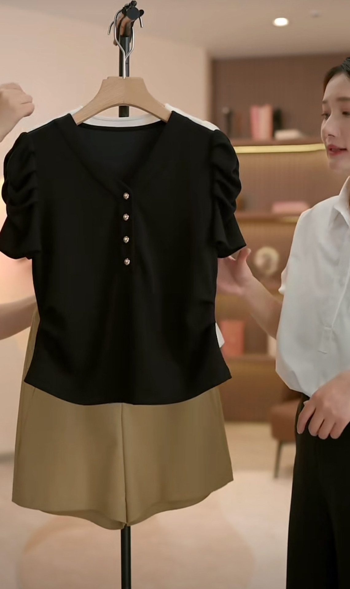 Áo thun nữ tay ngắn cổ tròn phồng vai, dáng ôm nhẹ — màu đen chi tiết 5