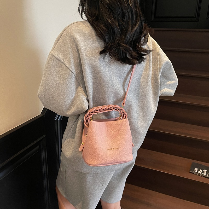 Bolso pequeño portátil de textura de alta calidad para mujer 2025 nuevo bolso de cubo de cuero suave de moda bolso de mensajero de hombro casual de todo fósforo