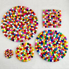 手作りの羊のフェルトの多彩なボールの美しい小さいコースターの断熱の食事のクッションの10cmのスタンプの音楽の完成品