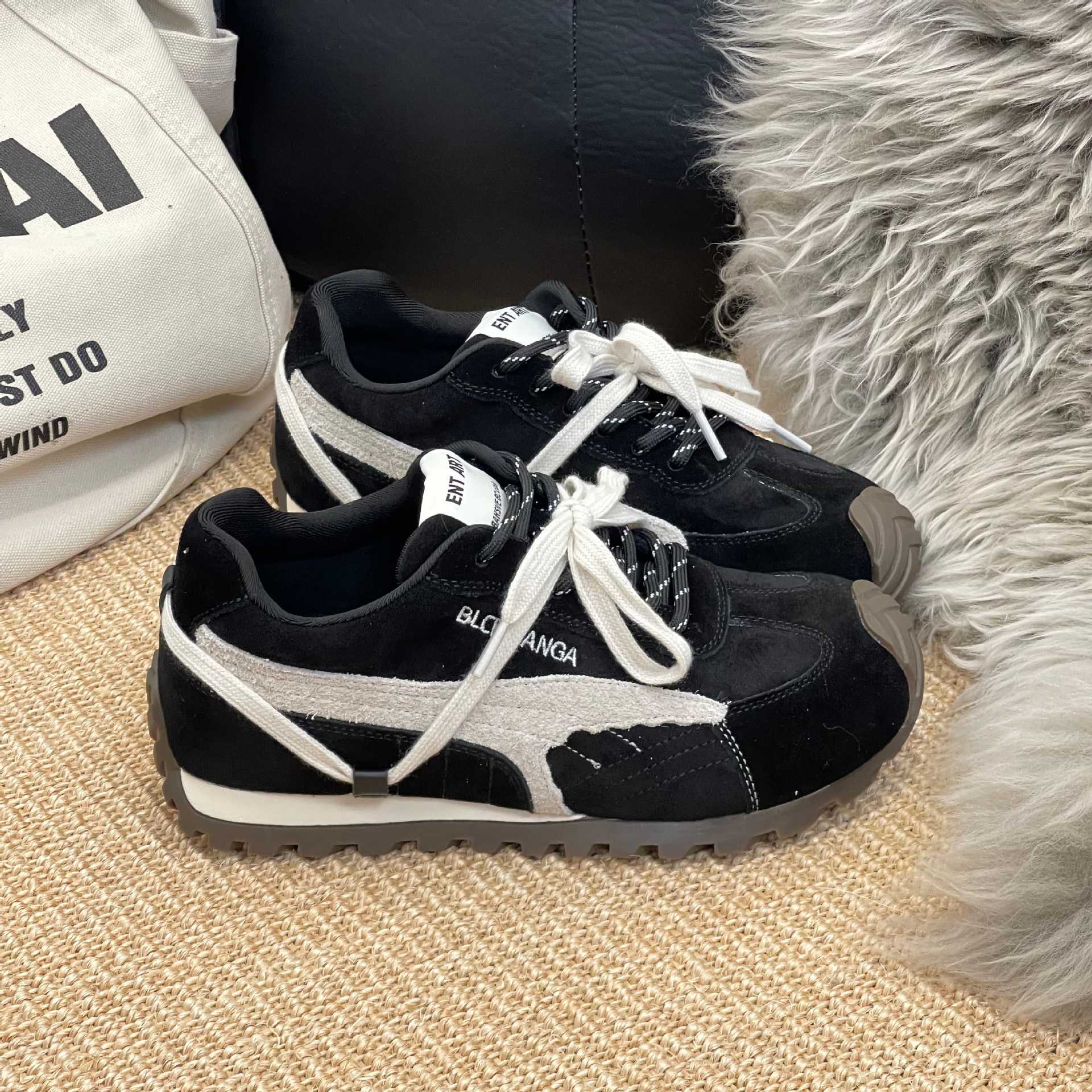 Matte Retro Height-Increasing Casual Sports Women's Shoes, New Versatile Running Shoes for Autumn 2025