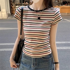 夏の新作レトロな配色ストライプ半袖Tシャツ、個性的なデザイン、女性用スリムフィット、万能トップス