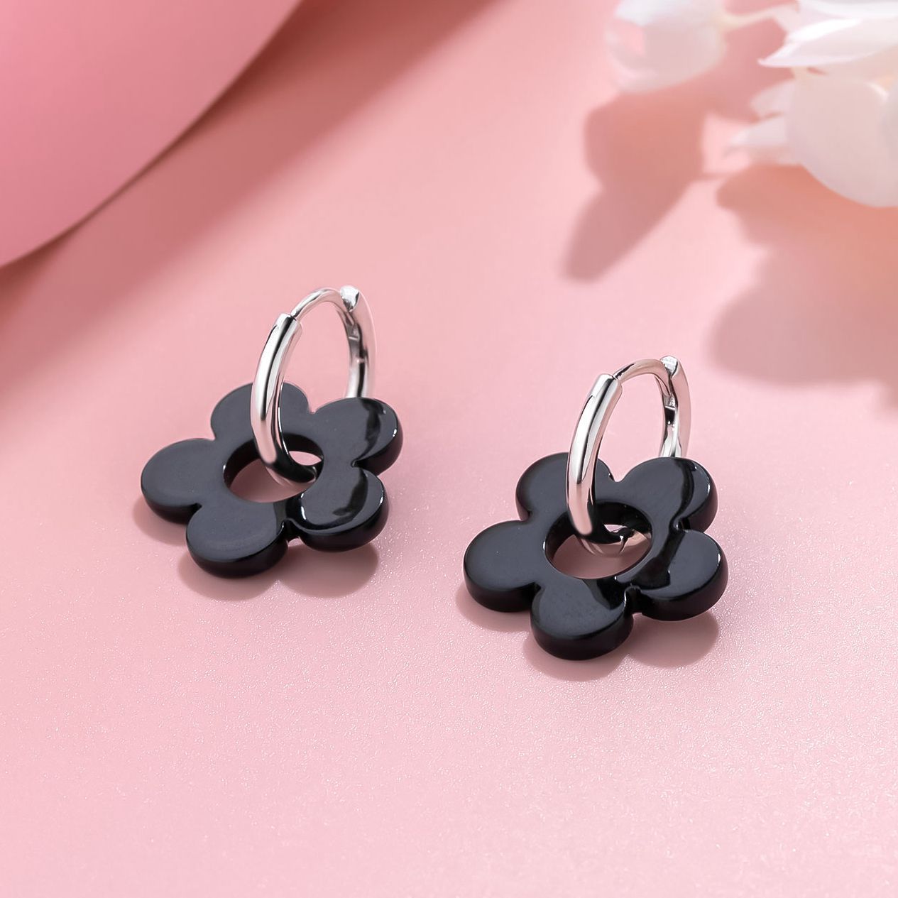 Aretes de flores negras retro S925 plata simple y fría pernos de aretes de nicho de diseño de aretes dulces aretes versátiles