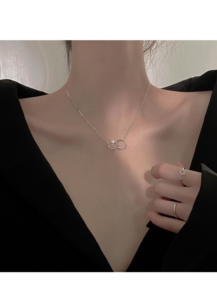 Collier à anneaux entrelacés Mobius pour femme, tendance sur Instagram, design simple et original, chaîne asymétrique pour le cou._voghion.com