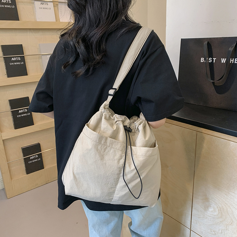 A stylish single-shoulder crossbody bag for 2024, a large-capacity casual commuting bag for classes, and a beautiful and fashionable underarm bag for women undefined