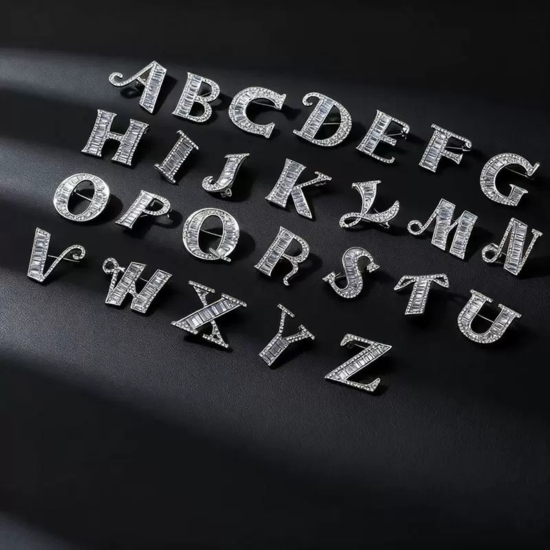 热销26个英文字母胸针水钻水晶男女西装领针创意胸花防走光别针