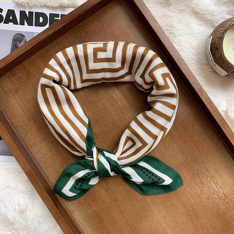 Bufandas de seda cuadrada alta sensación 2025 nueva seda de moda temperamento bufandas de cuello bufandas de seda rayas bufandas al por mayor