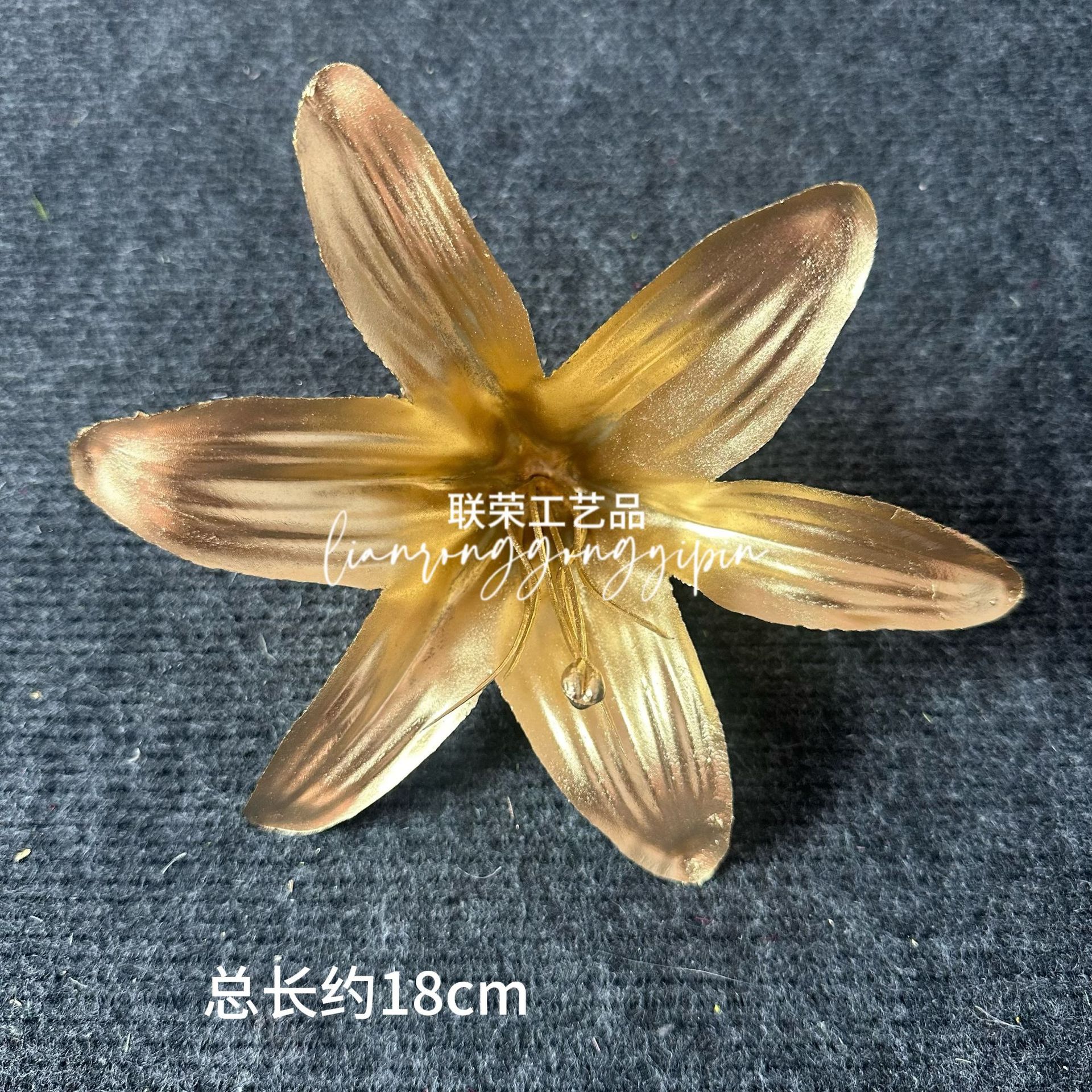Golden lily head