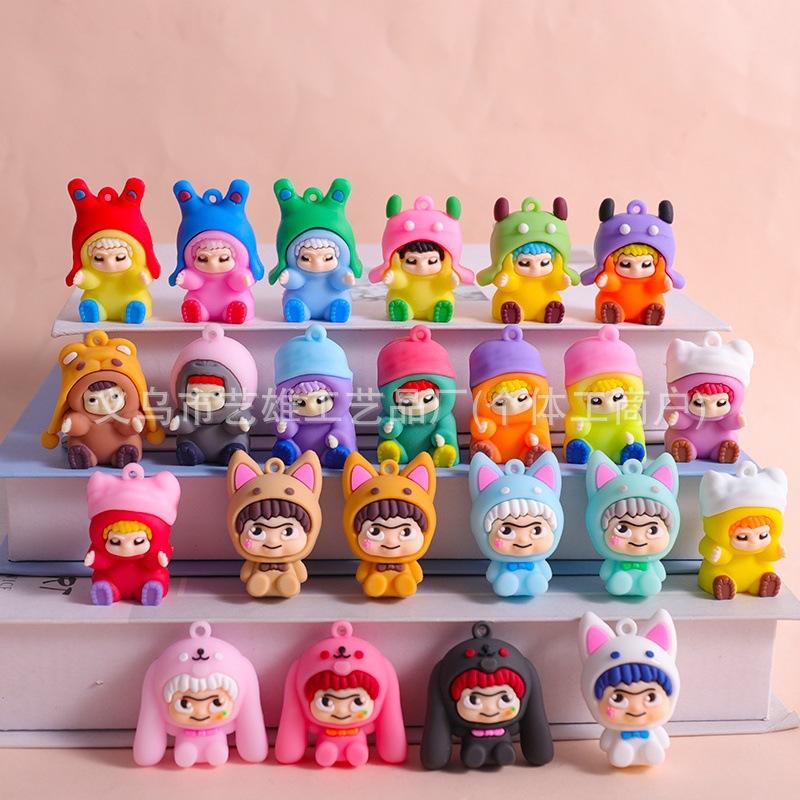 Nuevo estilo de dibujos animados de PVC huevo llavero de fiesta muñeca pequeña decoración creativa pegamento suave adorable colgante al por mayor