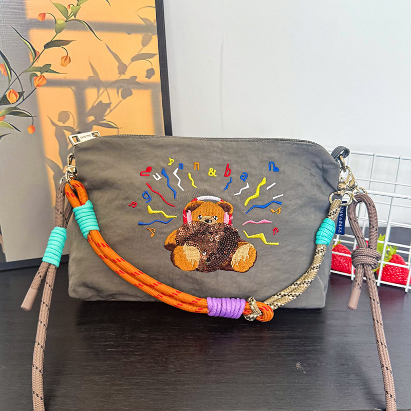 ブランドのボールグァン夏の刺繍防水ショルダーバッグのデザインに合わせて大容量のカジュアルなショルダーバッグの女性がいます。|undefined