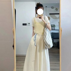 ファッションスーツの女性の夏の新型の小さい背の短いニットのベストは半袖のtシャツの2つのセットを重ねて着ます。