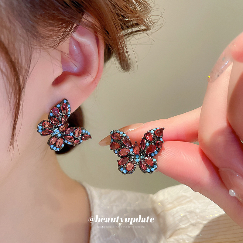 Corea del Sur ins nicho pendientes de alto grado luz pendientes de temperamento de lujo para las mujeres Pendientes de mariposa de circón personalizados retro de aguja de plata