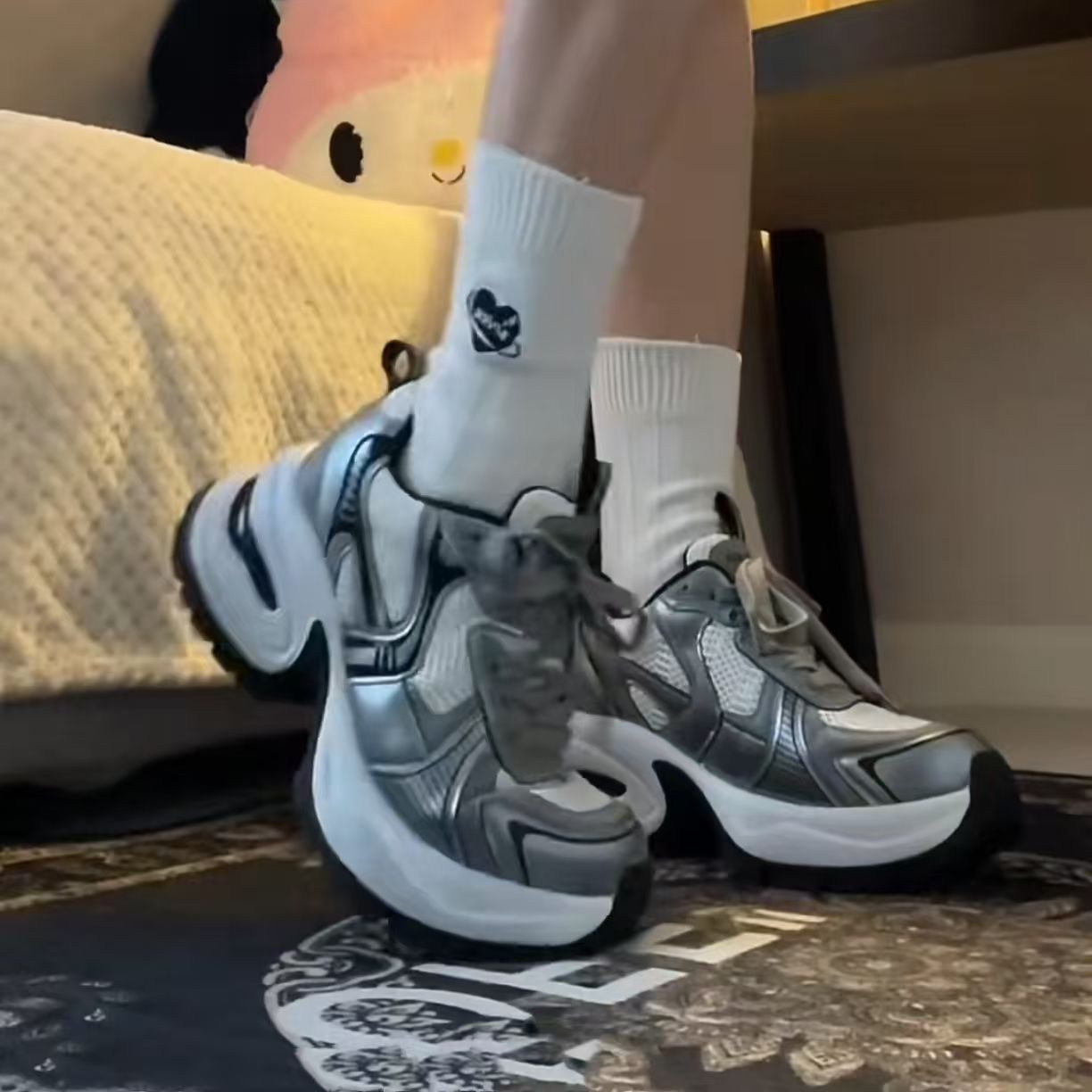 Zhao Lu Si con la luna cayendo estrella de fondo grueso plateado zapatos de papá para mujeres nuevas zapatillas de piel suave de altura de tela de zapatillas deportivas casuales amortiguadoras